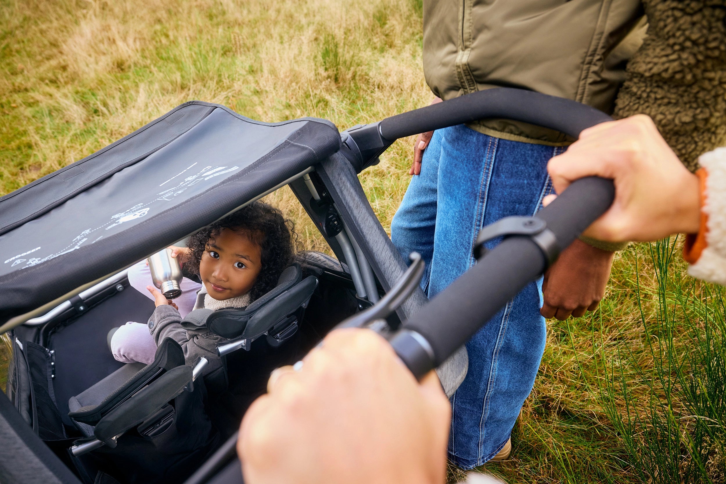 Croozer Yuuna view from parent perspective with push bar, child looking through back opening