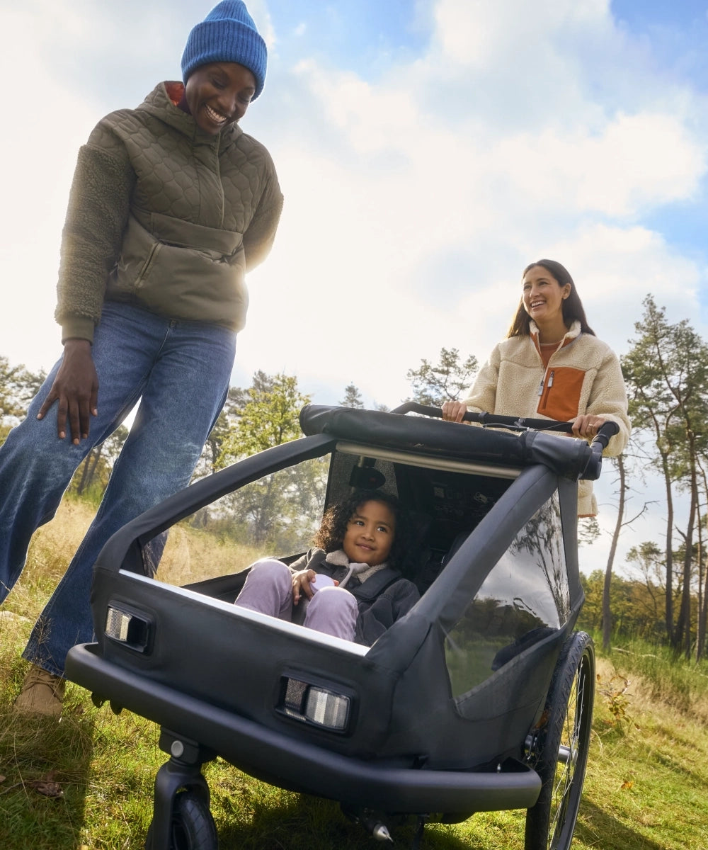 Sonniger und fröhlicher Ausflug mit Kind im modularen Anhänger Croozer Yuuna