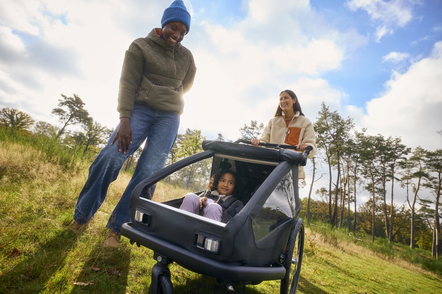 Sonniger und fröhlicher Ausflug mit Kind im modularen Anhänger Croozer Yuuna