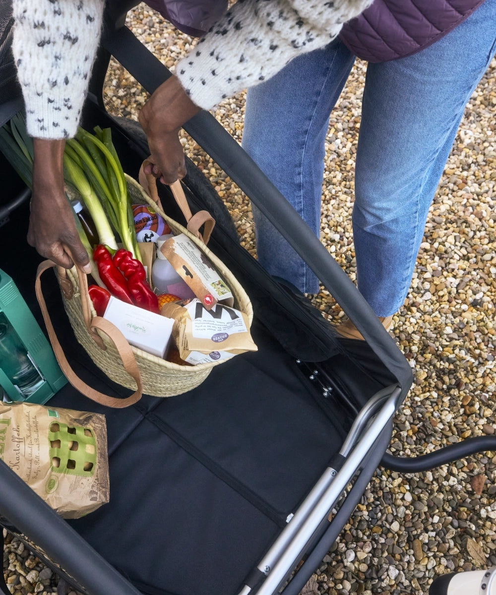 Modularer Anhänger Croozer Yuuna wird beladen mit Einkäufen, Getränken und Lebensmittel