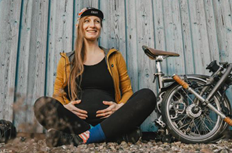 Croozer cooperation with Juliane - woman with bike resting in front of house