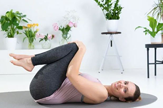 Croozer cooperation with Keleya - woman lying on mat and doing yoga