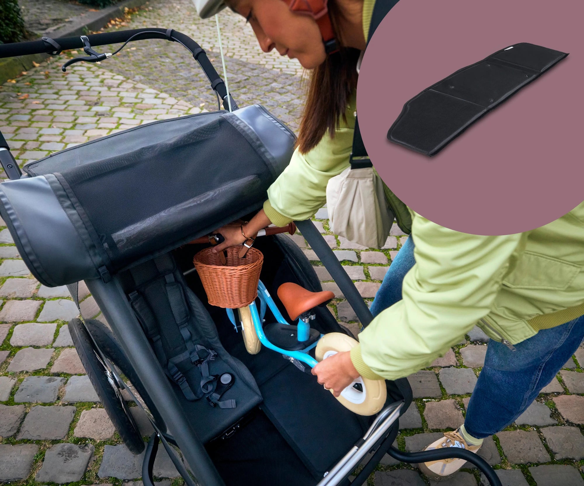 Woman with Croozer Yuuna - putting a child bike next to premium seat module
