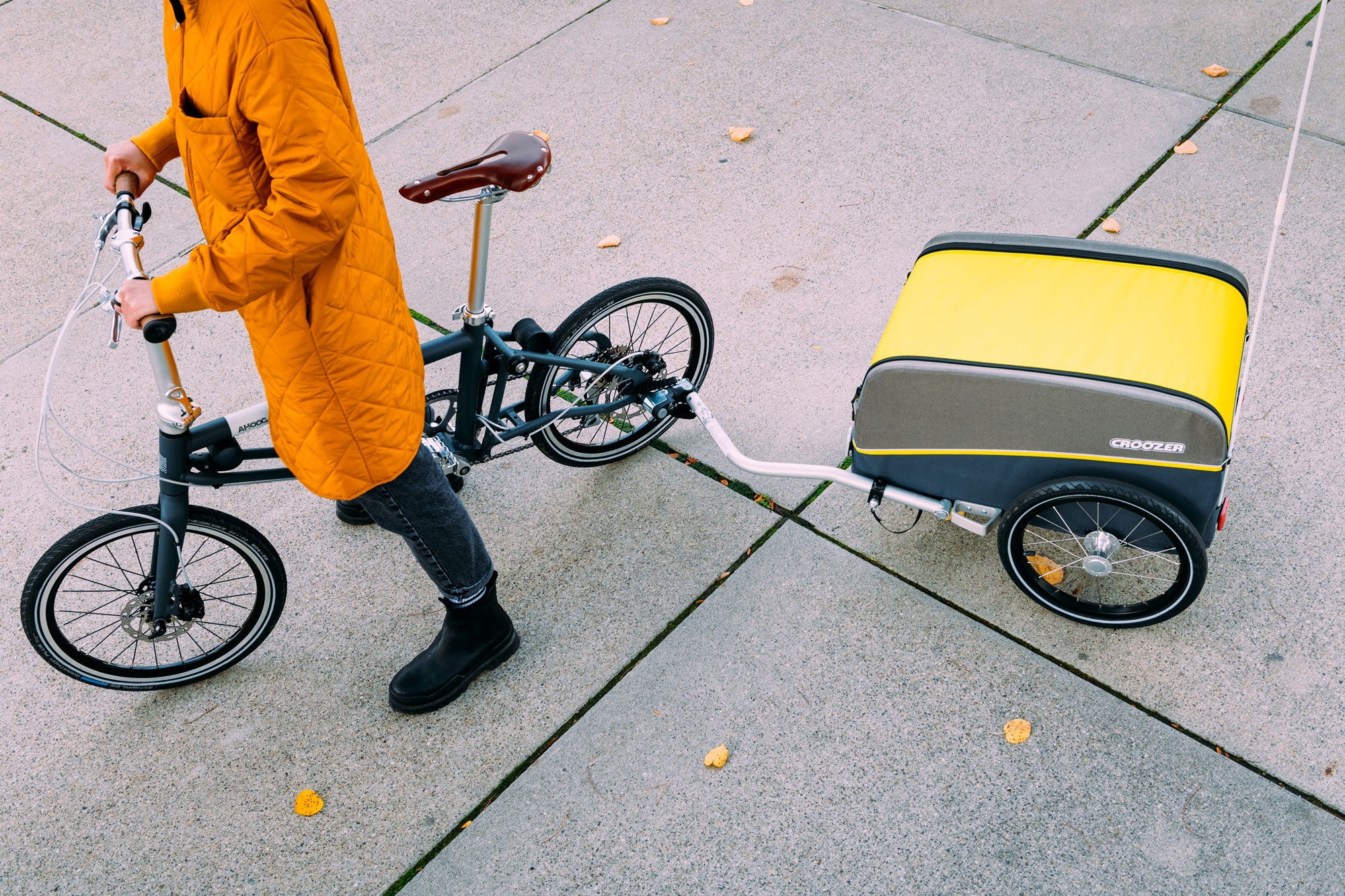 Croozer Cargo Kalle bike trailer in use in city - medium cargo transport for urban cycling and shopping