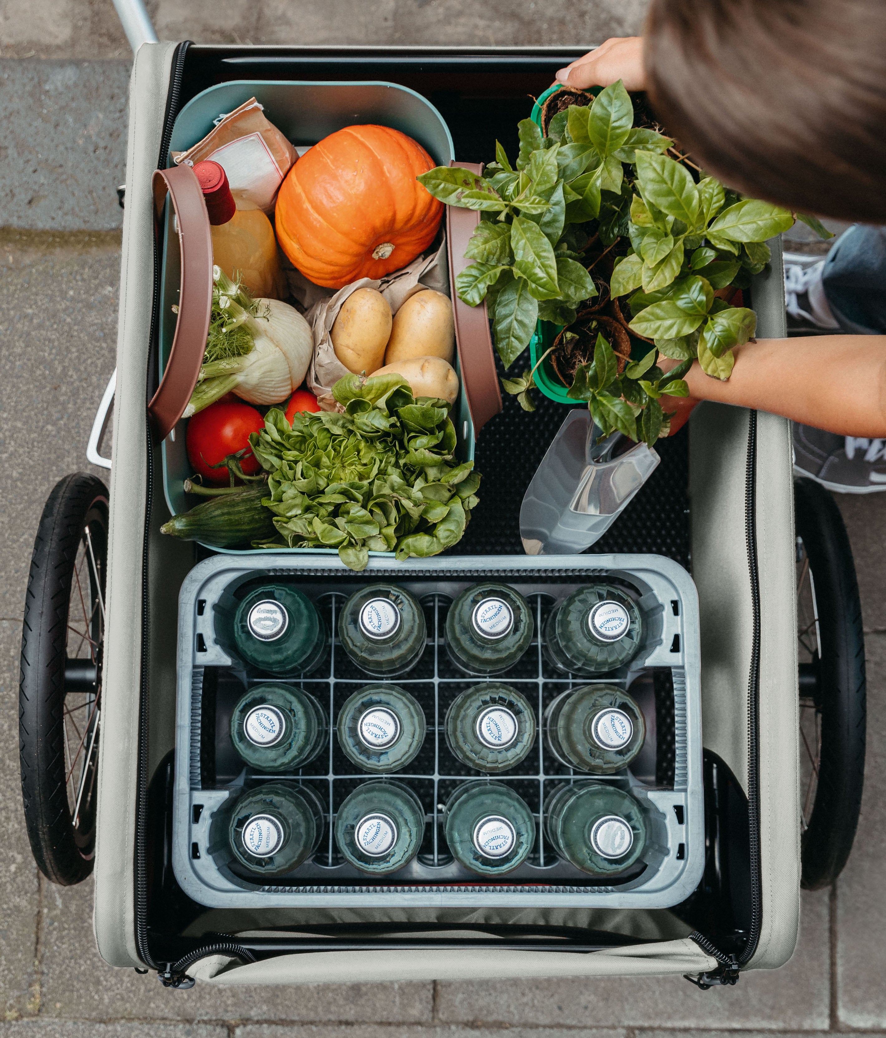 Croozer Cargo Pakko getting loaded with groceries - top view