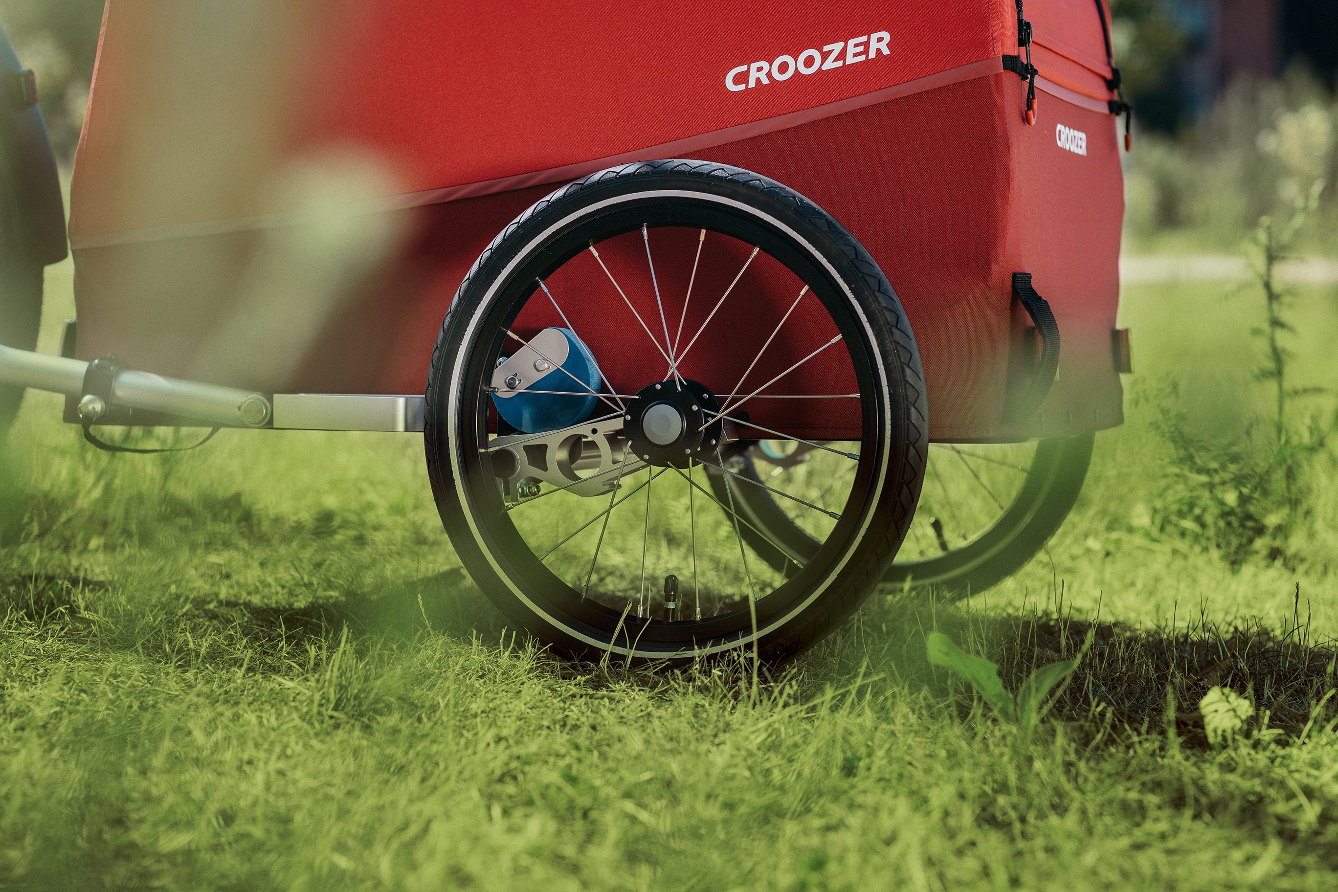 Side view of Croozer Cargo Tuure outdoors on the grass