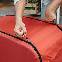 Person using the zipper from Croozer Cargo Tuure