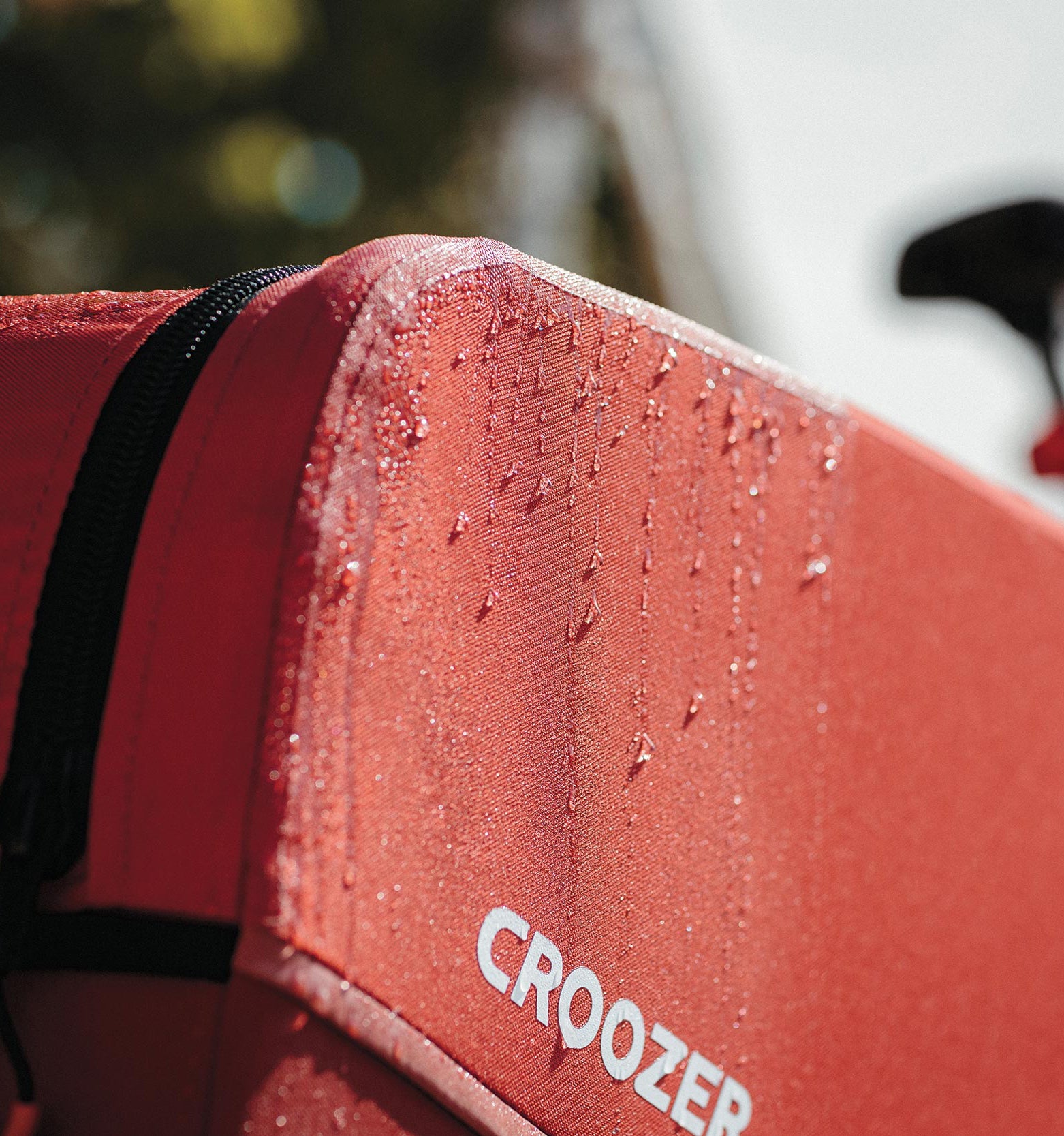 Croozer Cargo Tuure being water-proof, showing drops of water on the side