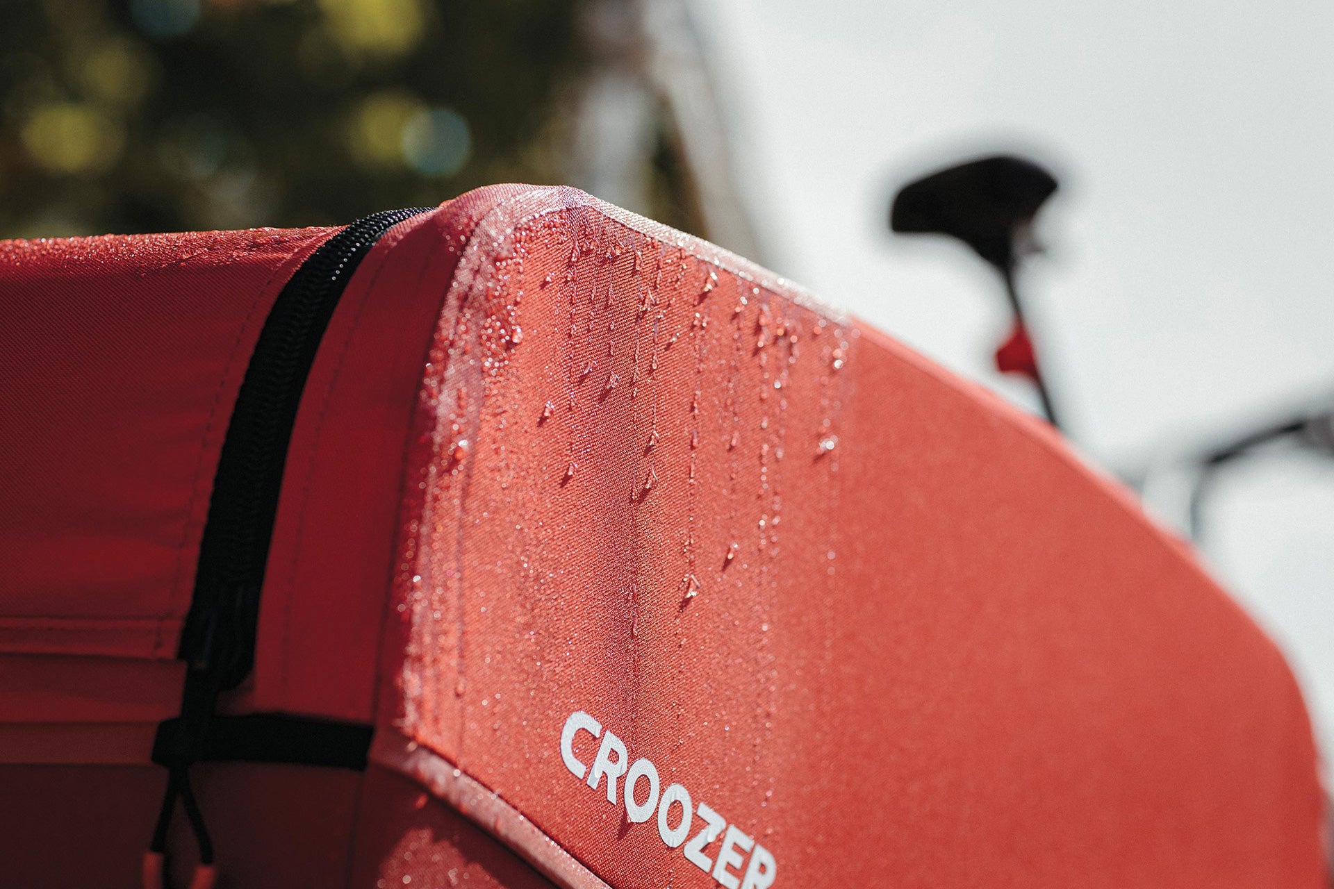 Croozer Cargo Tuure being water-proof, showing drops of water on the side