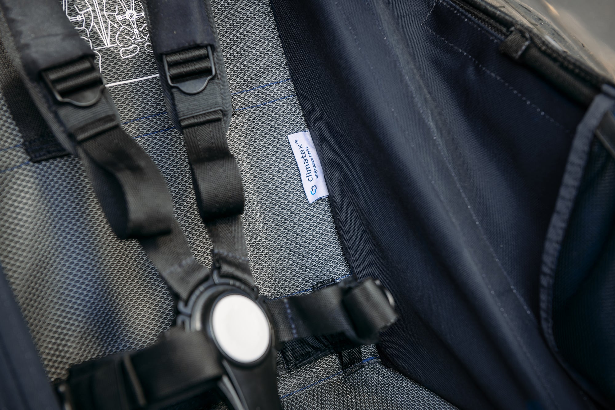 Close-up of Croozer climatex baby seat with 5-point safety belt