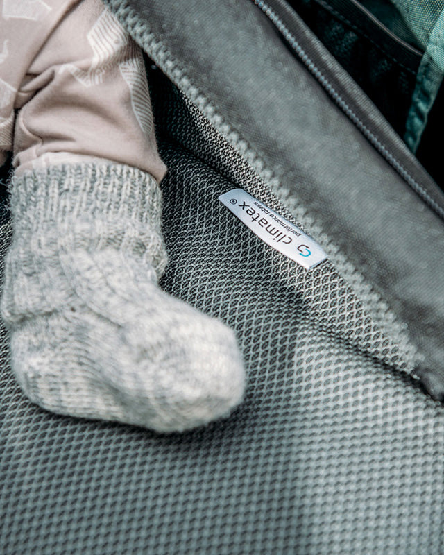 Close-up of Croozer climatex baby seat with 5-point safety belt - baby sitting in it