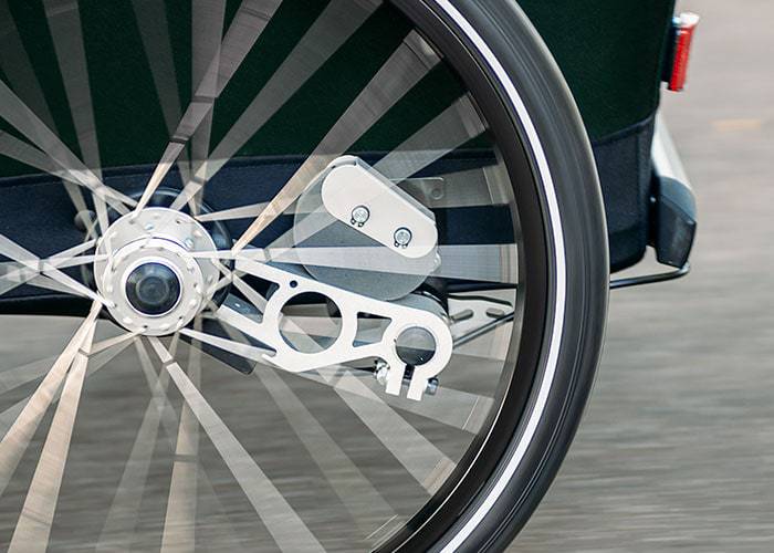 Croozer AirPad suspension - side view of bike trailer wheel