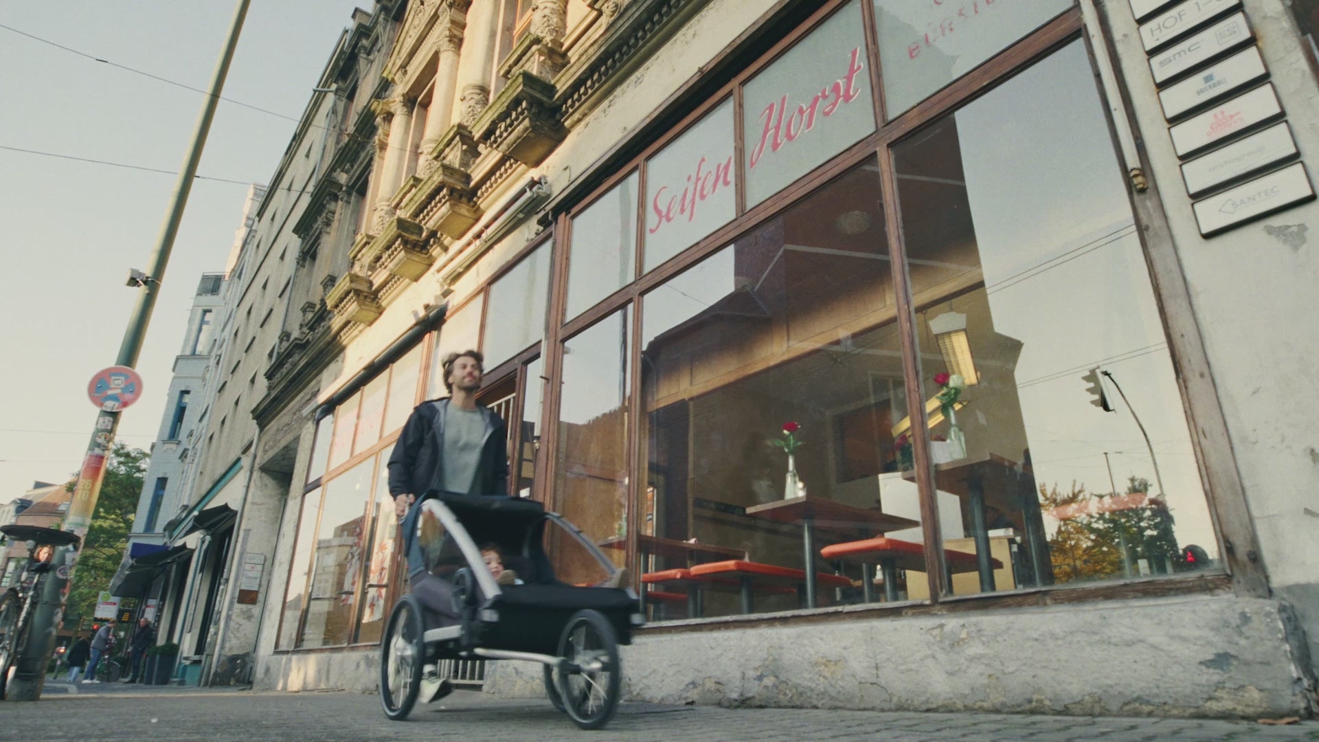 Croozer Kid Lyyke wird in verschiedenen Alltagssituationen als Anhänger, Kinderwagen und mit Joggingwheel gezeigt. 