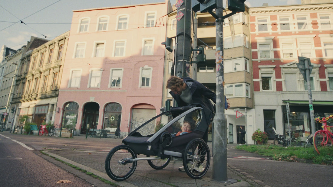 Croozer Kid Lyyke wird in verschiedenen Alltagssituationen als Anhänger, Kinderwagen und mit Joggingwheel gezeigt. 