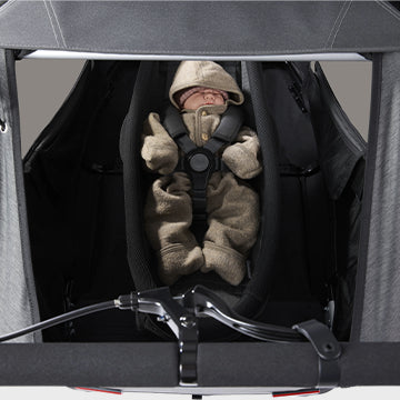 Yuuna Kinderanhänger Blick auf Baby aus der Perspektive der schiebenden Person. 