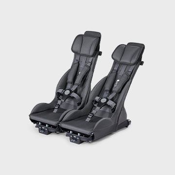 Yuuna Fahrradanhänger Premium Sitze in aufrechter und geneigter Position nebeneinander.